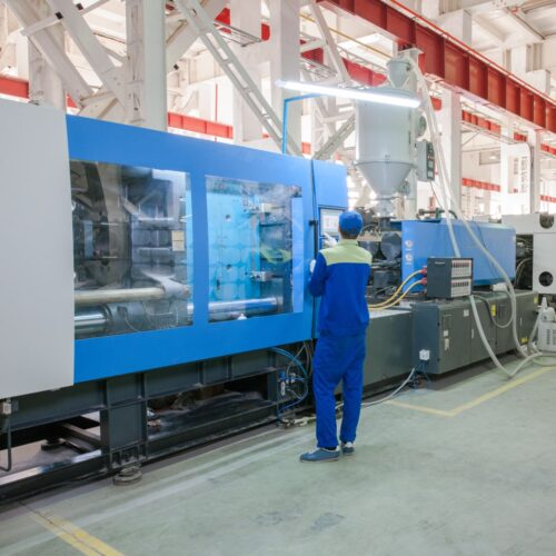 industrial-injection-molding-press-machine-manufacture-conditioner-parts-using-polymers (1)-min